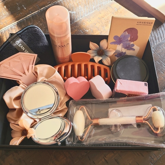 GIFT BOX 💆‍♀️🎀 - Picture 2 of 5